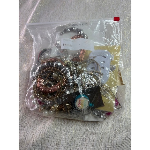 Bag of costume jewelry - Picture 3 of 8